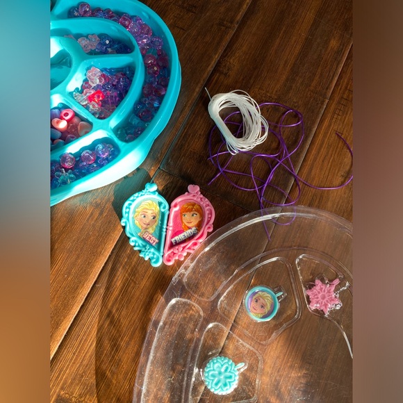 Disney Frozen Forever Friends Best Friends Jewelry Activity kit - Picture 5 of 9